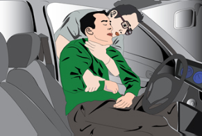 Kaza yapmış bir aracı gören ilk yardımcı, kendisinin ve çevrenin güvenliğini sağladıktan sonra araç sürücüsünün bilincinin kapalı, solunumunun olmadığını ve kazazedenin ayaklarının pedala sıkışmamış olduğunu tespit etmiştir. Buna göre, ilk yardımcının kazazedeyi araç içerisinden çıkarırken uygulaması gereken doğru teknik hangisidir?