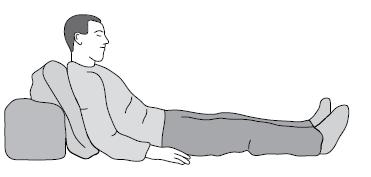 Kaburga kemiğinde kırık olan kazazedeye aşağıdaki pozisyonlardan hangisi verilerek hastaneye sevk edilmelidir?