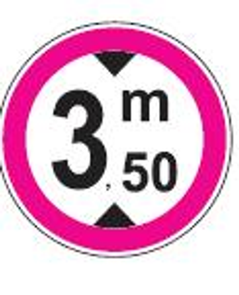 Aşağıdaki trafik işaretlerinden hangisi yükseklik anlamında gabari sınırlamasının olduğunu bildirir?